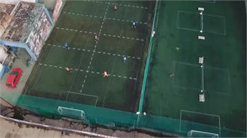 踢球也能保持安全距離 阿根廷踢真人版手足球