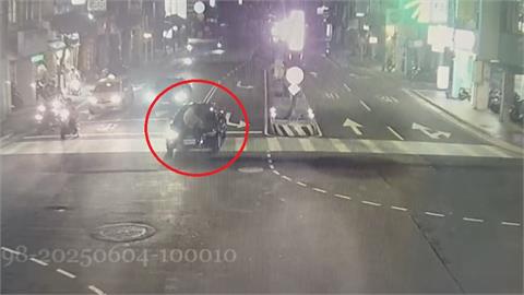 惹女友不爽「趴百萬奧迪引擎蓋」畫面超扯！他遭狂甩2圈慘跌大馬路