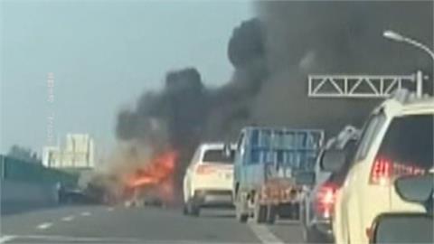 雲林台６１縣小貨車自撞起火　駕駛脫困離奇失蹤、副駕燒成焦屍