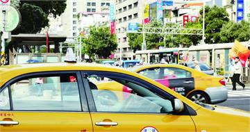 不是八點檔!醫師搭計程車見「螢幕放這畫面」 驚呼:太欽佩了