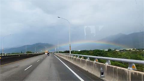 高溫、午後雷陣雨成常態　巨大低空彩虹現蹤台東知本