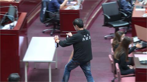蔣萬安遭諷「寶立答B」　洪健益送兩瓶同名藥酒、要蔣清醒點