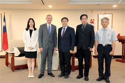 歐盟谷力哲處長拜訪黃偉哲  肯定民主人權價值與經貿合作潛力