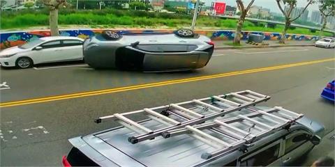 開車晃神釀禍？　駕駛自撞路邊車後失控翻車