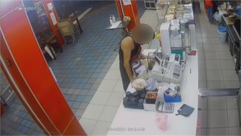 趁店員不注意踐踏愛心！　大膽摸走愛心箱「警追捕中」