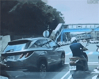 快新聞／禍從天降！騎士等紅燈竟遭「香爐蓋」砸頭　超扯畫面曝光