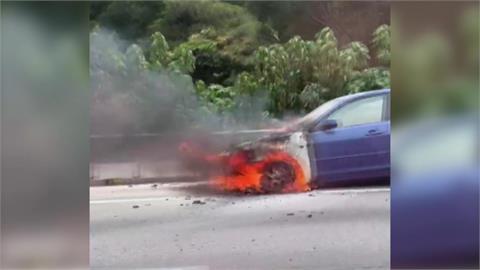 國1北上154K路段火燒車 駕駛、乘客急停路肩逃生