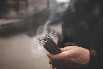 女患者睡醒出現「不明抓痕」！衝廟宇祭改喝符水　醫師秒揪出兇手