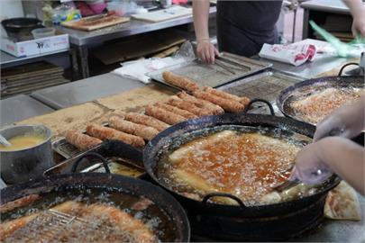 阿富網絲肉捲｜嘉義東市場必吃銅板美食！金黃外皮的滿餡肉捲