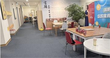 坐茶水間就等業務主任出現　男闖富邦人壽砍人再自殘