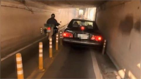 台南新營「汽車誤闖機車道」　騎士無奈被塞住　喊：當地日常
