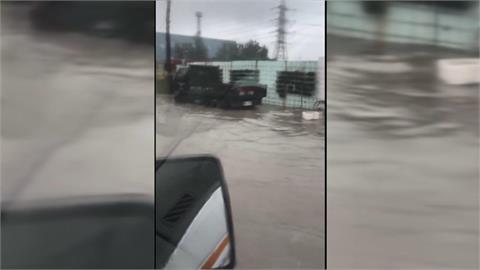 豪雨炸高雄！永安興達電廠變水樂園　民眾開車像開船
