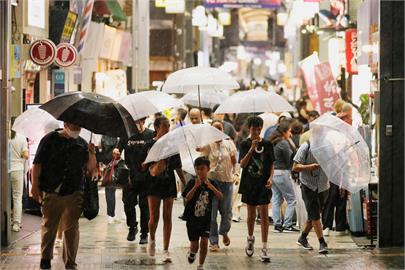 東京週三傍晚突降暴雨　多處地鐵站階梯驚見「瀑布」