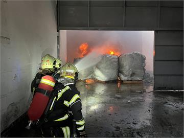 新竹新埔遠東紡織廠大火　出動消防機器人救災幸無傷亡