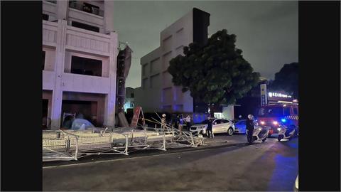 台南鷹架疑遭強陣風吹倒　路過男騎士遭波及手臂輕傷