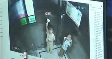 狂按求救鈕35次沒人理!2童受困電梯險崩潰 保全一句話惹眾怒