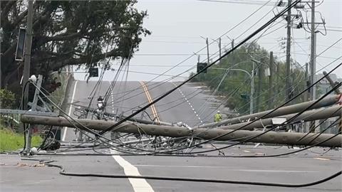 颱風挾16級強陣風肆虐台南　電線桿「整排倒」　逾4.8萬戶仍停電