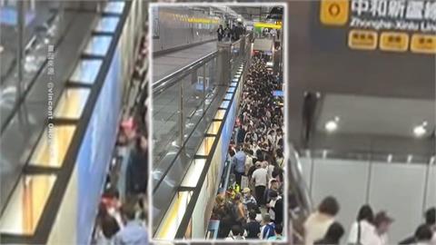北捷車廂飄燒焦味！旅客被趕下車　擠爆忠孝新生站月台影響「逾800人」