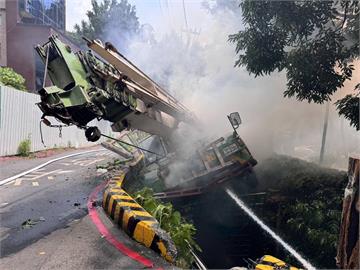 快新聞／驚見冒濃煙　駕駛忙逃生「未拉手煞車」釀吊車翻覆起火