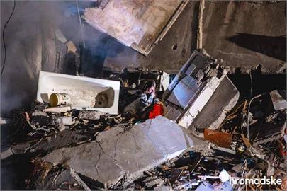 俄羅斯彈襲烏東公寓釀23死！倖存婦女「驚恐癱坐」瓦礫堆照震驚國際