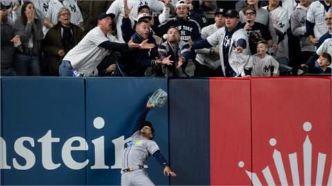 MLB(影)／戲劇性的一球！洋基背水一戰光芒　追平轟遭球迷干擾改判「結果差很大」