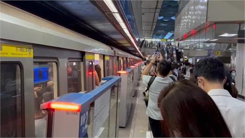 北捷板南線晚間驚傳故障！　網友回報多站塞爆「宛如跨年」