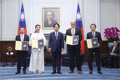 就業金卡核發破1萬張　賴清德親自頒獎：將擴大全球性攬才行動