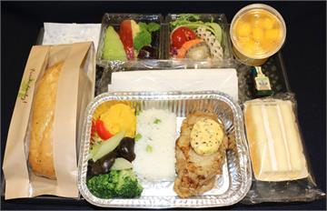 快新聞／後疫情時代 華航3小時以上航班今起提供「防疫熱餐」