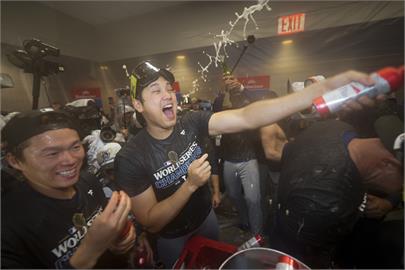 MLB(影)／大谷與道奇捧世界大賽冠軍飛抵洛杉磯　「這天」封王遊行全隊嗨翻