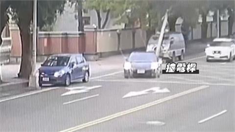 等接孫放學！七旬阿公開車突暴衝撞斷電桿 目擊家長嚇壞