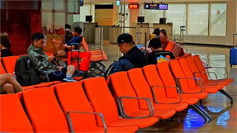 快新聞／暴雨狂炸「香港機場暫不接入境班機」！　桃機飛往航班延誤