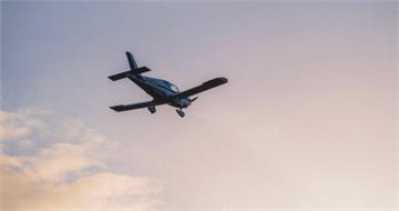 空中奪命！醫生爸「帶3歲小女兒開飛機」墜毀　離奇飛行軌跡驚呆專家