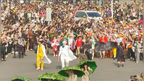 草帽海賊團現身高雄　黃金梅利號、鯨魚拉布接連亮相