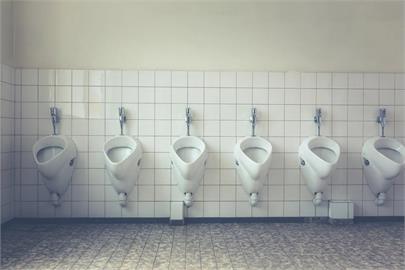 國立大學廁所「奇特公告」：別朝天花板！泌尿科醫師解答「與性能力關聯」