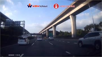國道行駛樓梯突掉落險砸後車 警提醒恐挨萬元罰單