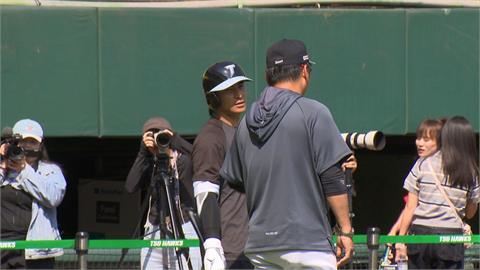 台灣隊練習賽，圖為台灣隊長陳傑憲（左）、台灣隊總教練曾豪駒（右）。（圖／民視新聞）