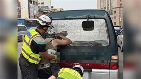 快新聞／驚悚！自行車騎士一頭撞進擋風玻璃　違停駕駛下場曝光