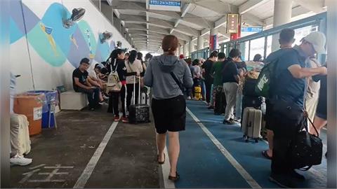 樺加沙進逼　海象差　綠島蘭嶼往來台東般班停駛　遊客搶回.漁民防颱