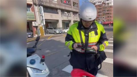 燈號轉換煞車不及紅燈越線　男子被開單竟嗆警「死要錢」