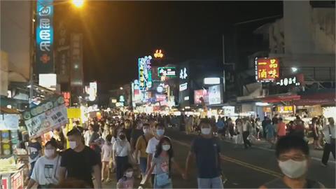 墾丁湧進8千人！還有人邊走邊吃　網友無奈：看見四級的光