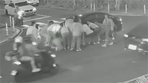 姊弟過馬路遭撞！6歲弟弟遭捲車底　10人緊急抬車救援