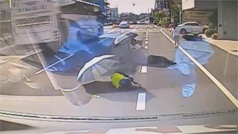 台灣最美風景！ 熱心民眾幫挨撞傷者撐傘、擋車、報案