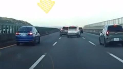 驚險! 轎車突偏離車道撞內側車 害對方撞護欄