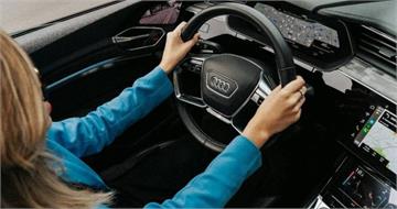 嫌老婆開車太慢！無照男想換手被打槍　竟當街痛毆妻「打斷4根肋骨」