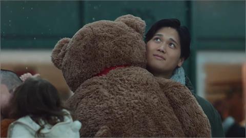 MLB(影)／大谷翔平化身「溫柔暖爸」！新廣告抱熊畫面加親筆字跡球迷大大驚喜