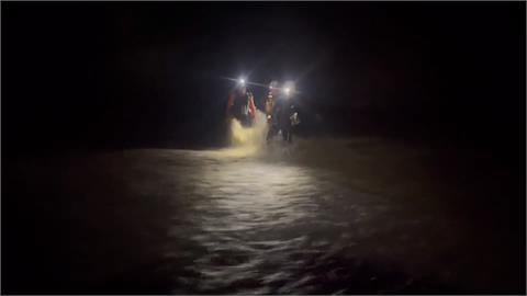 野溪溫泉露營受困山區 直升機吊掛救援2女