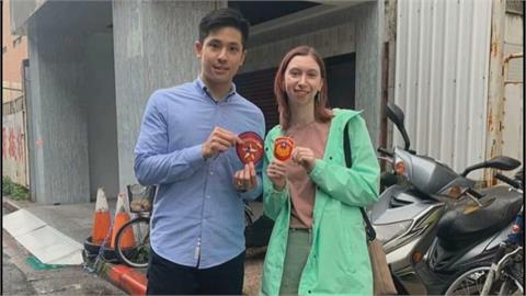 另類台美交流！交換生為父圓夢　赴萬華警局「交換臂章」