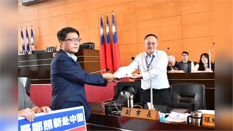 為盧兩岸路線試水溫？　綠營送國旗帽質詢　要鄭照新戴去中國