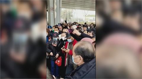 退休族上街抗爭與警對峙　中國武漢爆「白髮運動」