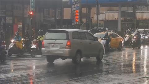豪雨伴雷擊、雨炸整晚　桃園人驚醒：雷聲大到窗戶都在震